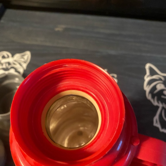 Thermos  1 quart // 1 liter capacity.with 2 cups that interlock lid. - Picture 3 of 4